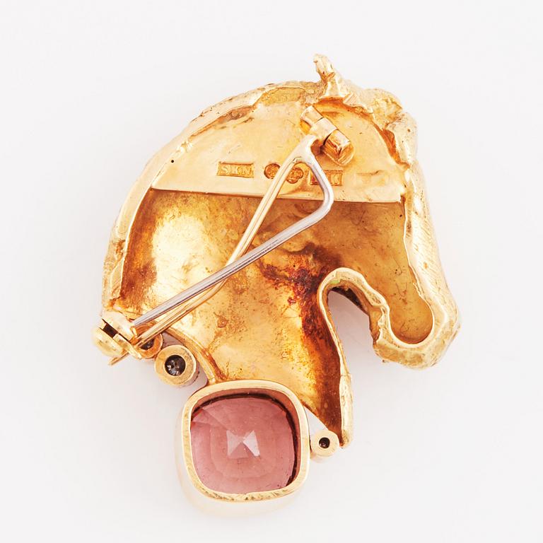 Kristian Nilsson, an 18K gold brooch set with a faceted pink tourmaline and round brilliant-cut diamonds.