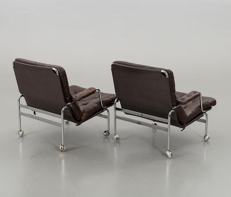 BRUNO MATHSSON, a pair of 'Karin' leather upholstered easy chairs.