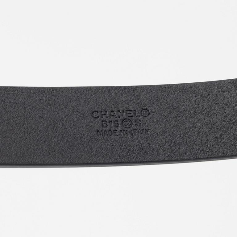 Chanel, a black leather belt, size 85.