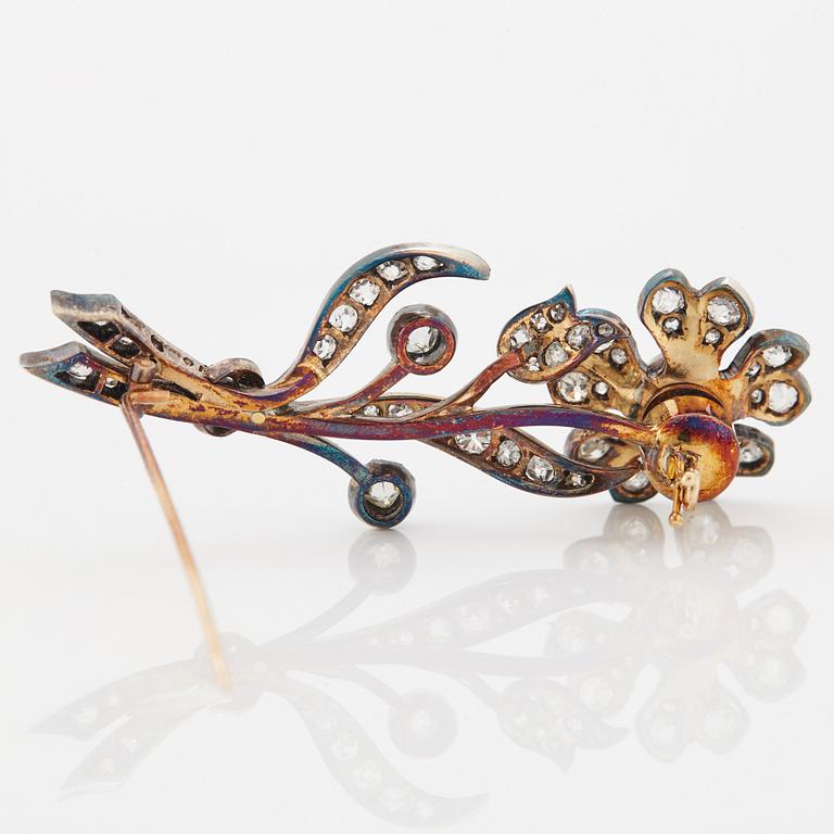 A brooch in the form of a flower set "en tremblant".