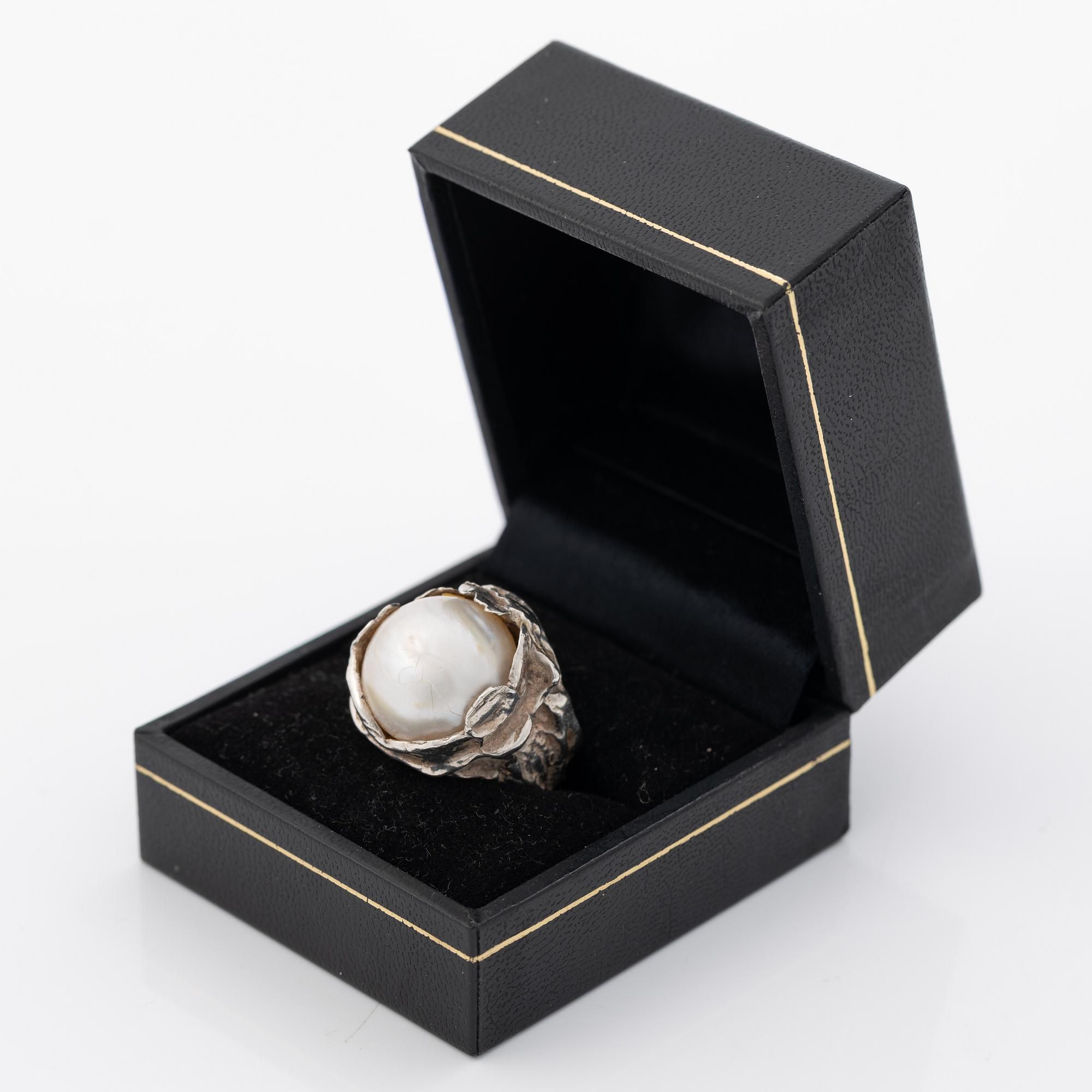 Ring, silver with mabé pearl.