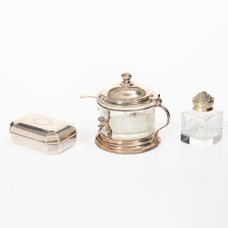 Sockerskål med lock, bläckhorn samt ask, silver och glas resp silver, 1900-tal, bl a Italien.