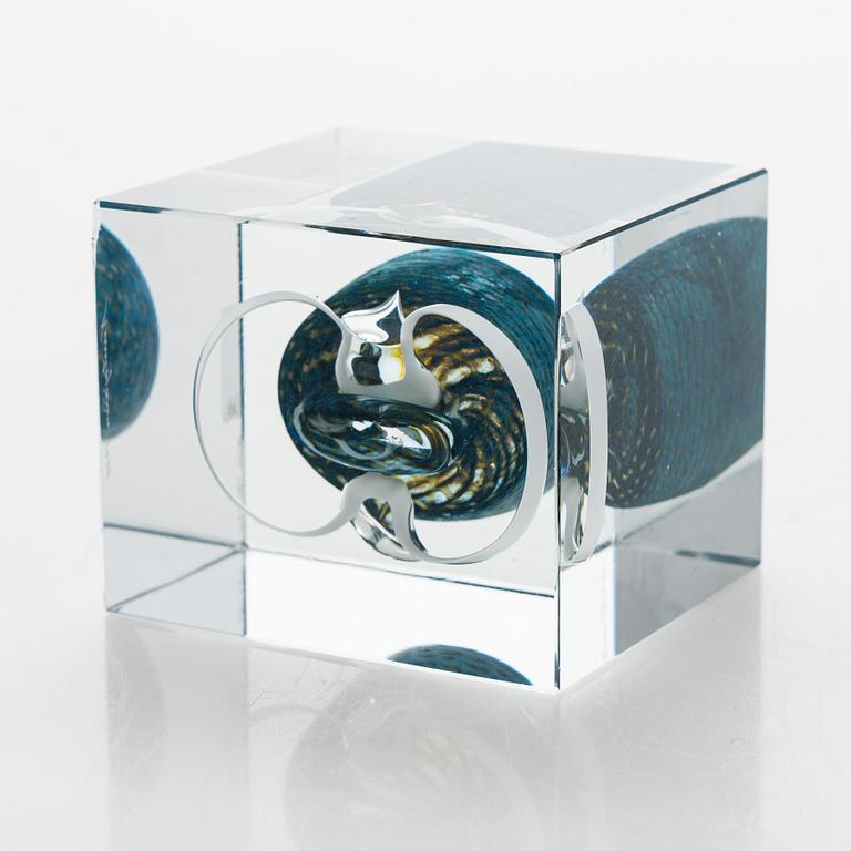 Oiva Toikka, an annual cube signed Oiva Toikka, Nuutajärvi 1988, numbered 985/2000.