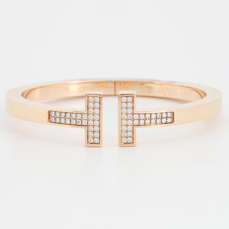 A Tiffany bracelet "T" in 18K rose gold set with round brilliant-cut diamonds.