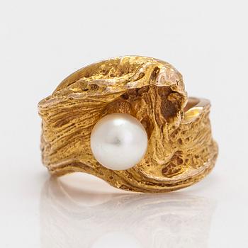 Helky Juvonen, a 14K gold ring with a cultured pearl. Westerback, Helsinki 1972.