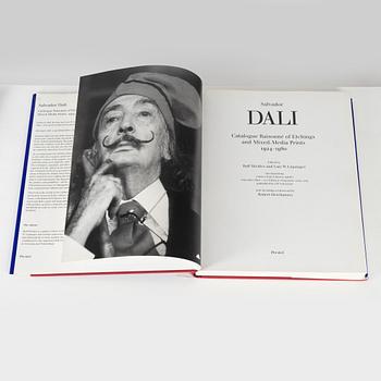 Böcker, Salvador Dalí, Catalogue Raisonné of Etchings and Mixed-Media Prints och Catalogue Raisonne of Prints, vol I-II.