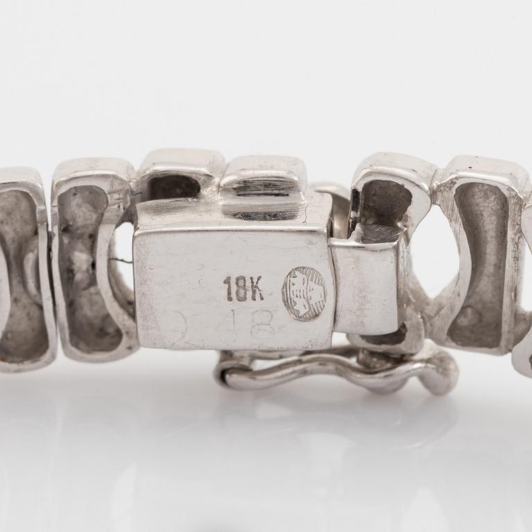 Armband, 18K vitguld med briljantslipade diamanter.