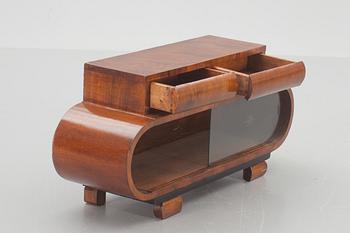 BYRÅ, med glasdörrar, art deco-stil.