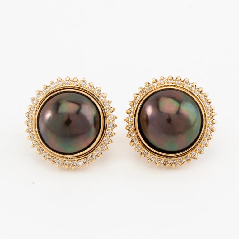 Earrings in 18K gold with cultured Tahitian mabé pearls and round brilliant-cut diamonds.