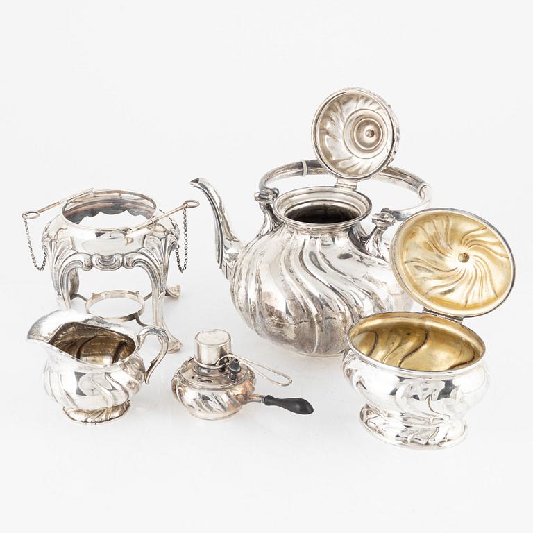 Tekanna med rechaud, gräddsnipa och sockerskål, silver, Stockholm 1918-1920. Rokokostil.