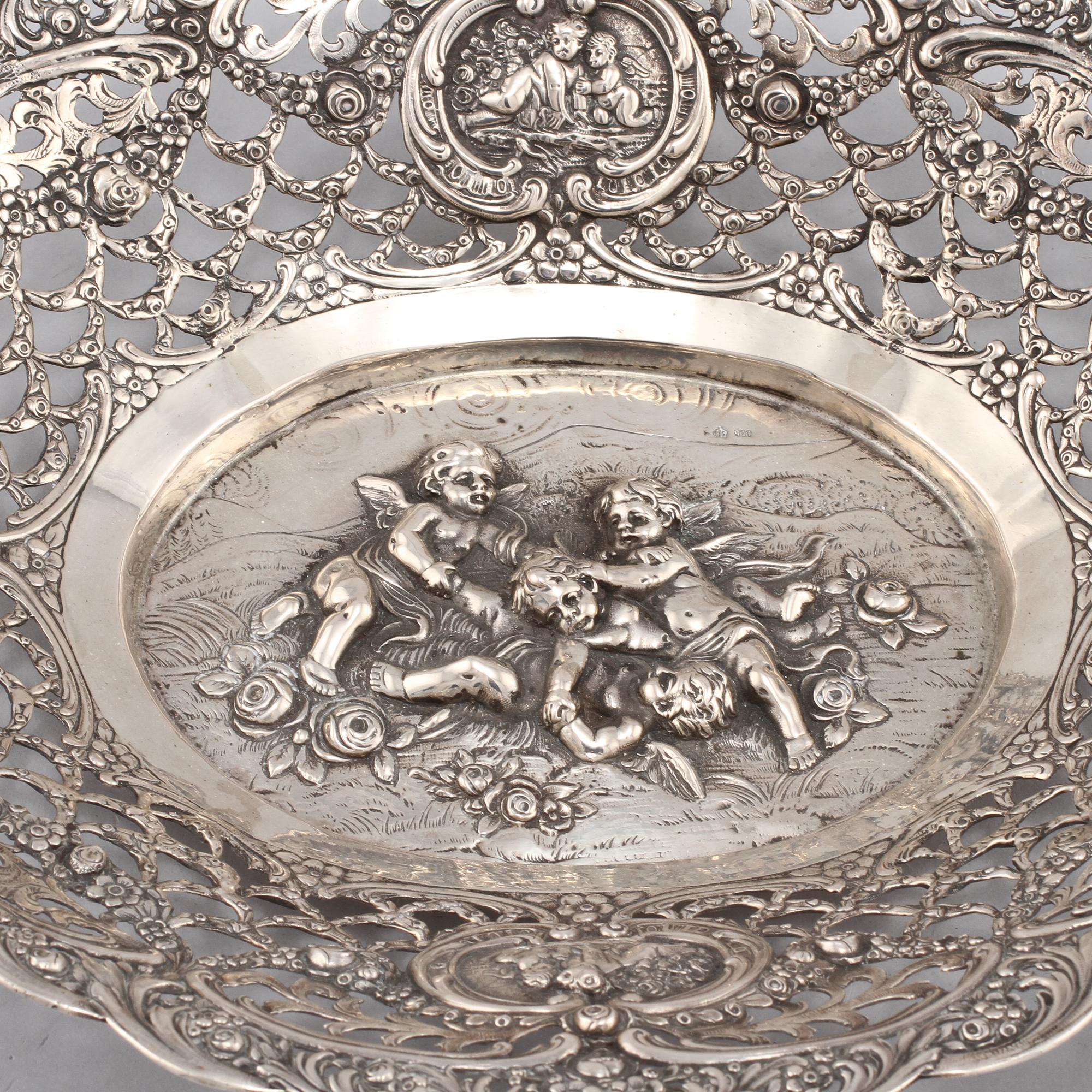 GALLERFAT, 2 st, silver, delvis låghaltigt, 1900-tal. Vikt 500 g.
