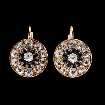 459. EARRINGS, old- and rose cut diamonds c. 4.50 ct.