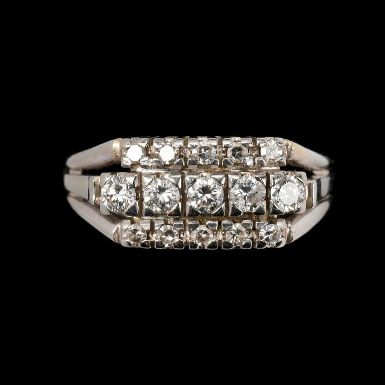 RING, 18k vitguld med briljantslipade diamanter, tot 0.49 ct enl inskription.