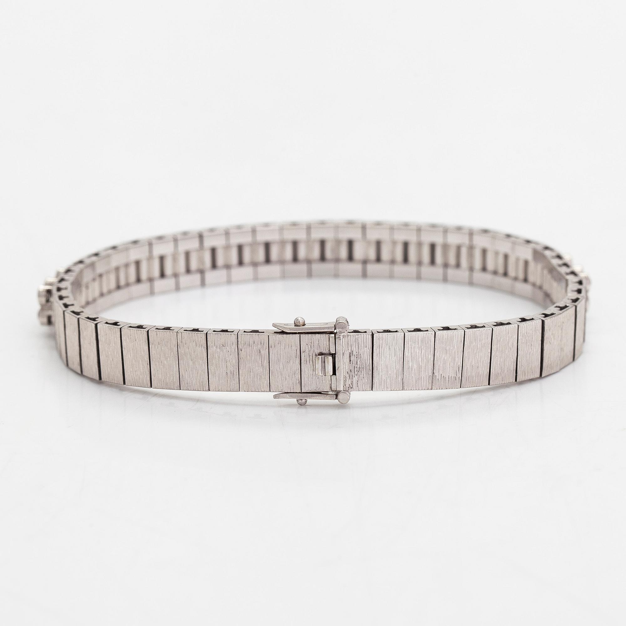 Armband, 18K vitguld med runda briljantslipade diamanter totalt ca 1.44 ct. Svensk importstämpel.