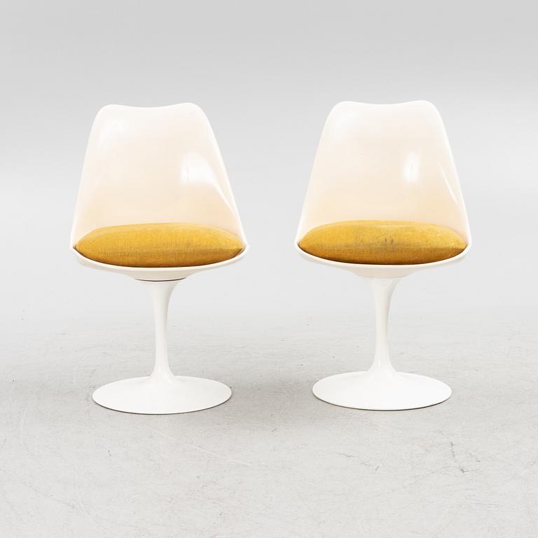 Eero Saarinen, a "Tulip" dining table with four chairs, 1970's.