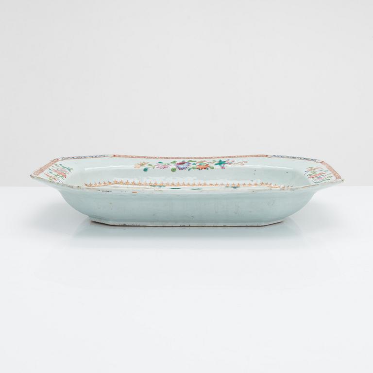A porcelain tureen dish, Qianlong (1736-1795), China.