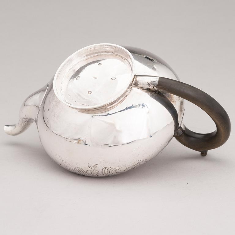 TEKANNA, sterling silver, stämplad W.M, London 1844.