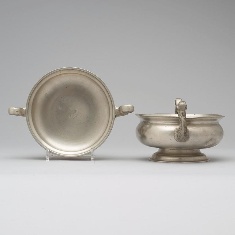 KALLSKÅLSSKÅLAR två stycken, av Melchior Leffler 1819/25, mästare i Visby 1745-1791/1840.