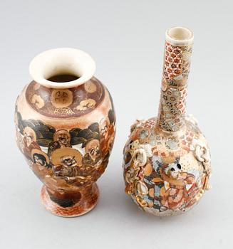 VASER, 2 st, porslin, Satsuma, Japan, 1900-talets första hälft.