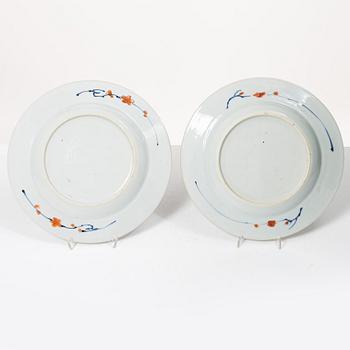 An imari cup with saucer and two dinner plates, Qing dynasty, Kangxi (1662-1722).
