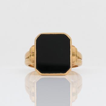 KLACKRING, guld 18K samt svart onyx ca 3,2 ct, Stockholm, 1959. Total vikt ca 8,9 gram.