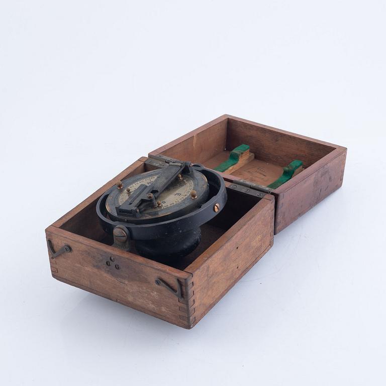 A compass, first half of the 20th Century.