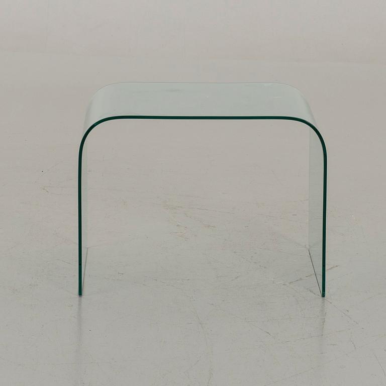 A SMALL GLASS SOFA TABLE.