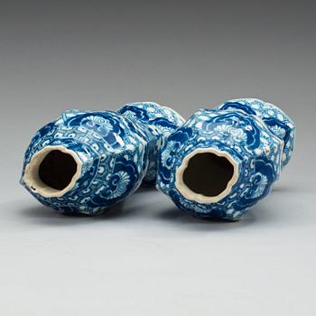 A pair of blue and white vases, Qing dynasty, Kangxi (1662-1722).