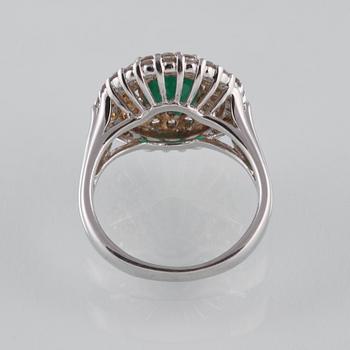 RING, 18K vitguld med ovalsslipad smaragd ca 1.66 ct samt briljantslipade diamanter ca 1.5 ct. Vikt 7,0 gram.