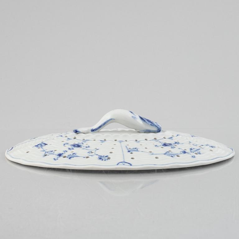 A 'Blue Fluted Plain' / 'Musselmalet rifflet' strainer tray, Royal Copenhagen, around 1780.