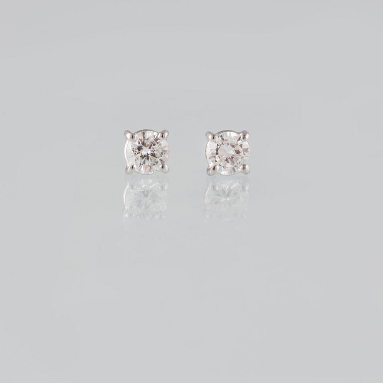 ÖRHÄNGEN, 18K vitguld med briljantslipade diamanter ca 0.67 ct. Vikt 1,6 gram.