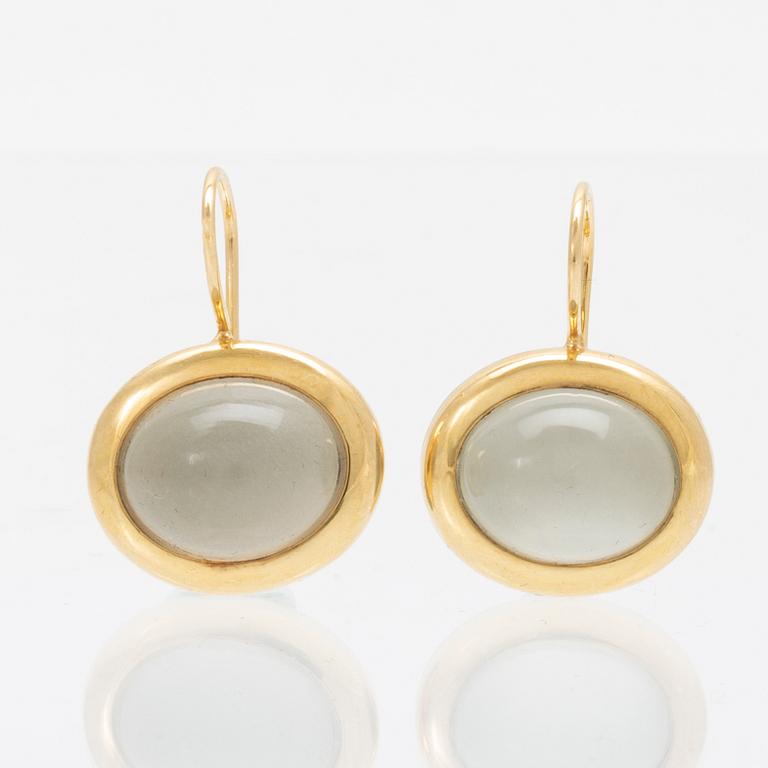 A pair of 18K gold earrings "Emeli" with cabochon-cut moonstone from Ole Lynggaard.