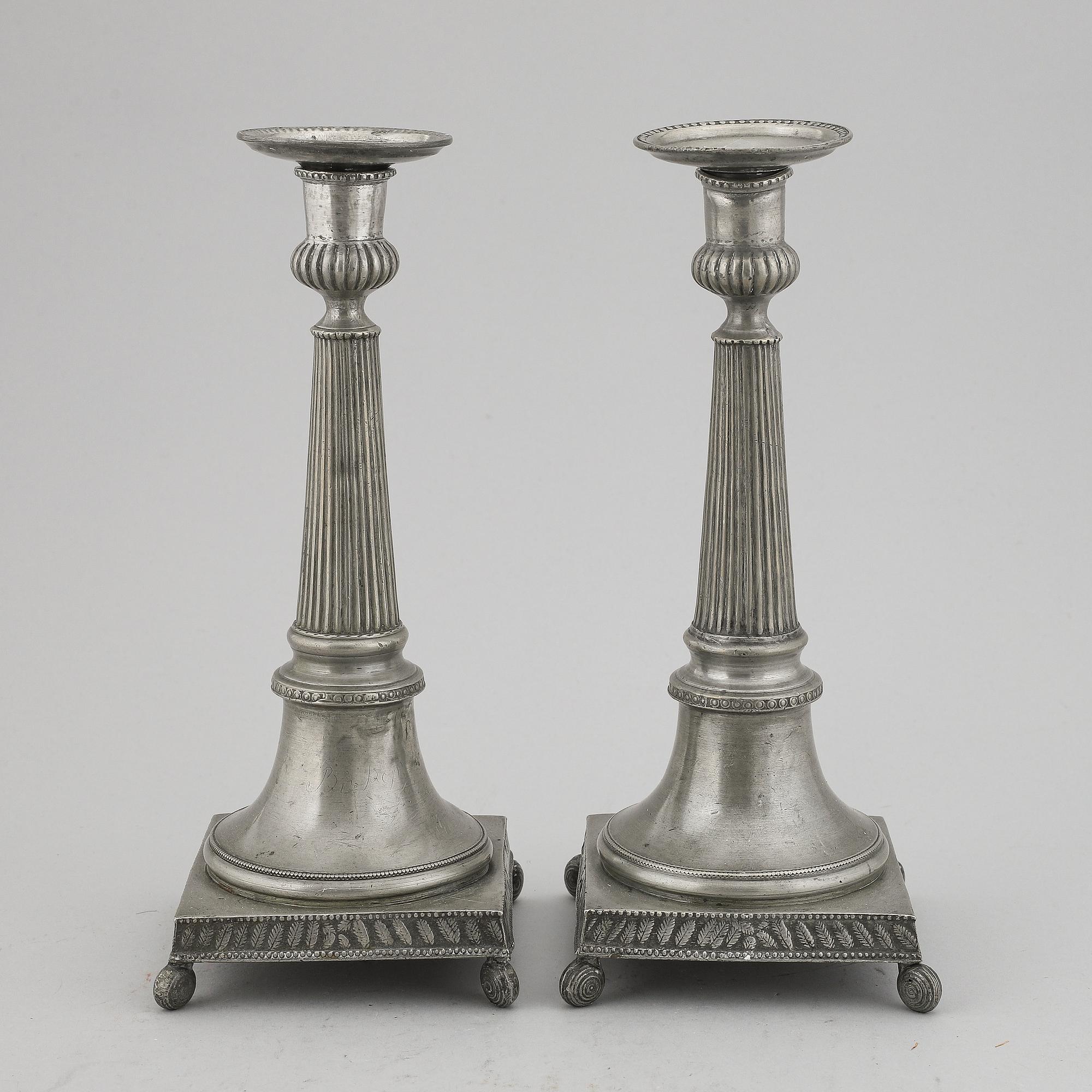 LJUSSTAKAR, ett par, tenn. Av Lars Löfgren Uppsala 1823-1873.