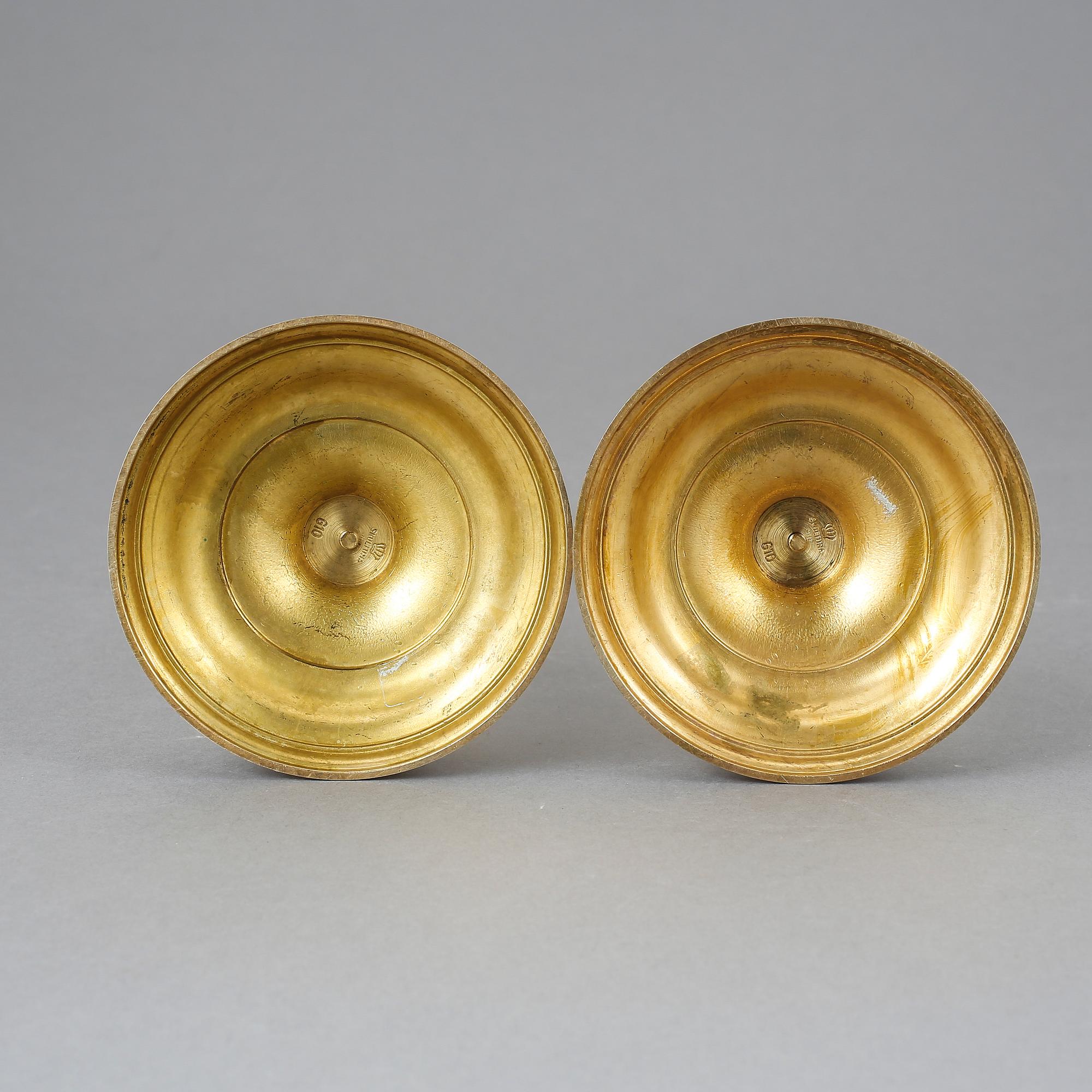 LJUSSTAKAR, ett par, mässing och trä, Skultuna mässingsbruk, 1900-talets andra hälft.