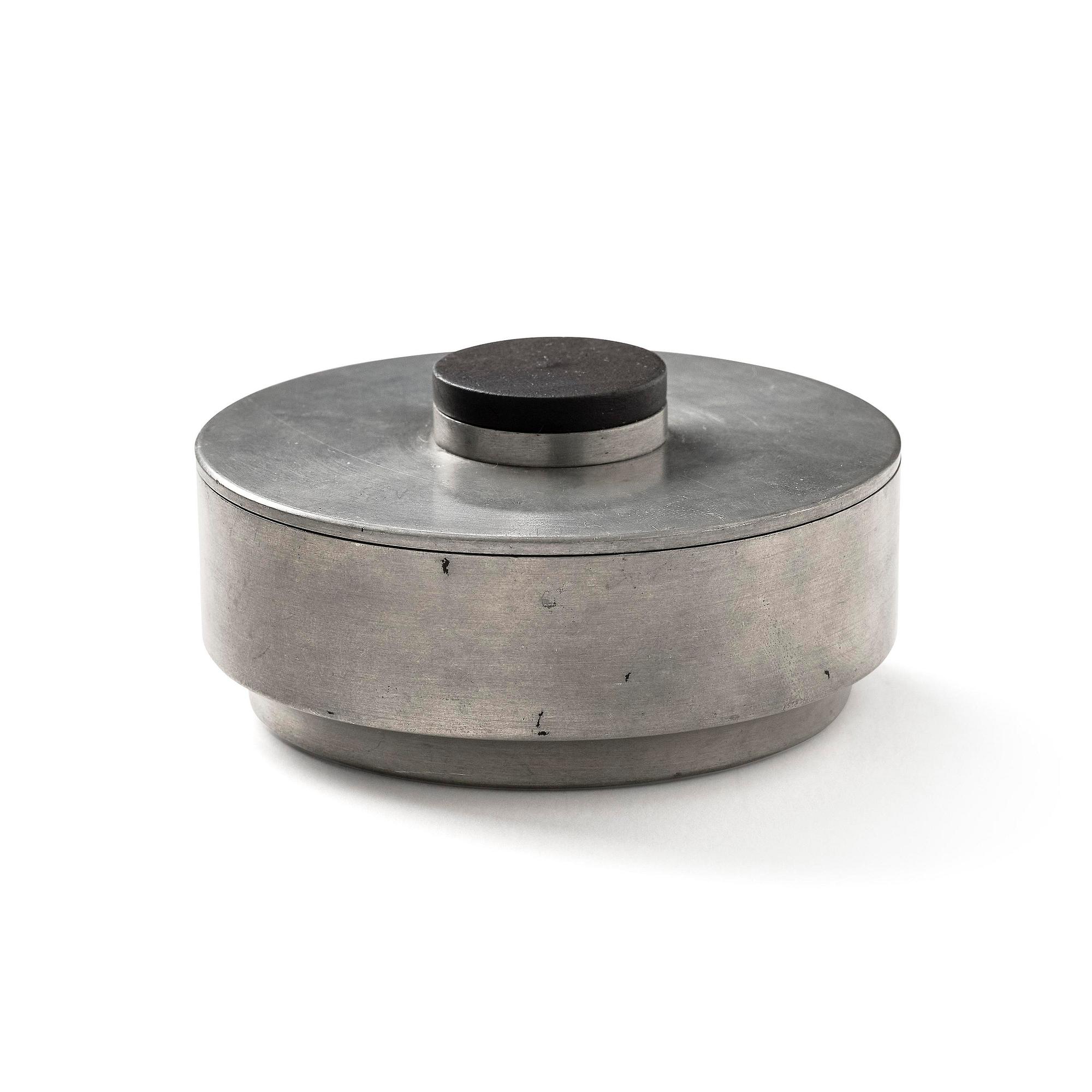 Nils Fougstedt, ask med lock, modell "A 1415", Firma Svenskt Tenn, Stockholm, 1935.