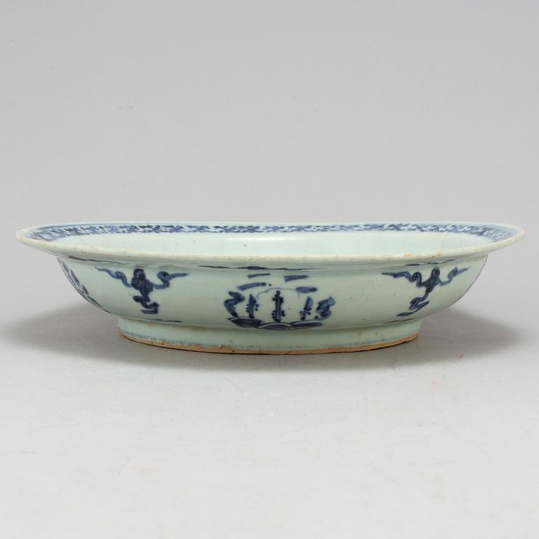 A blue and white serving dish, Ming dynasty (1368-1644).