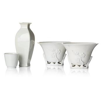 925. Vas, samt koppar, tre stycken, blanc de chine. Qingdynastin, 1700-tal.