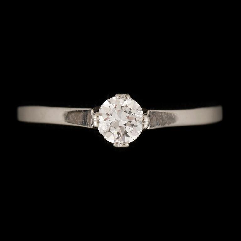 RING, 18 k vitguld med briljantslipad diamant 0.31 ct enligt gravyr.