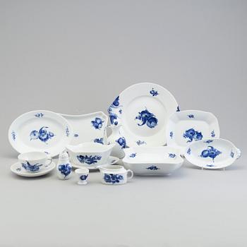 MAT- och KAFFESERVIS, 129 delar, porslin, "Blå Blomst", Royal Copenhagen, 1900-talets andra hälft.