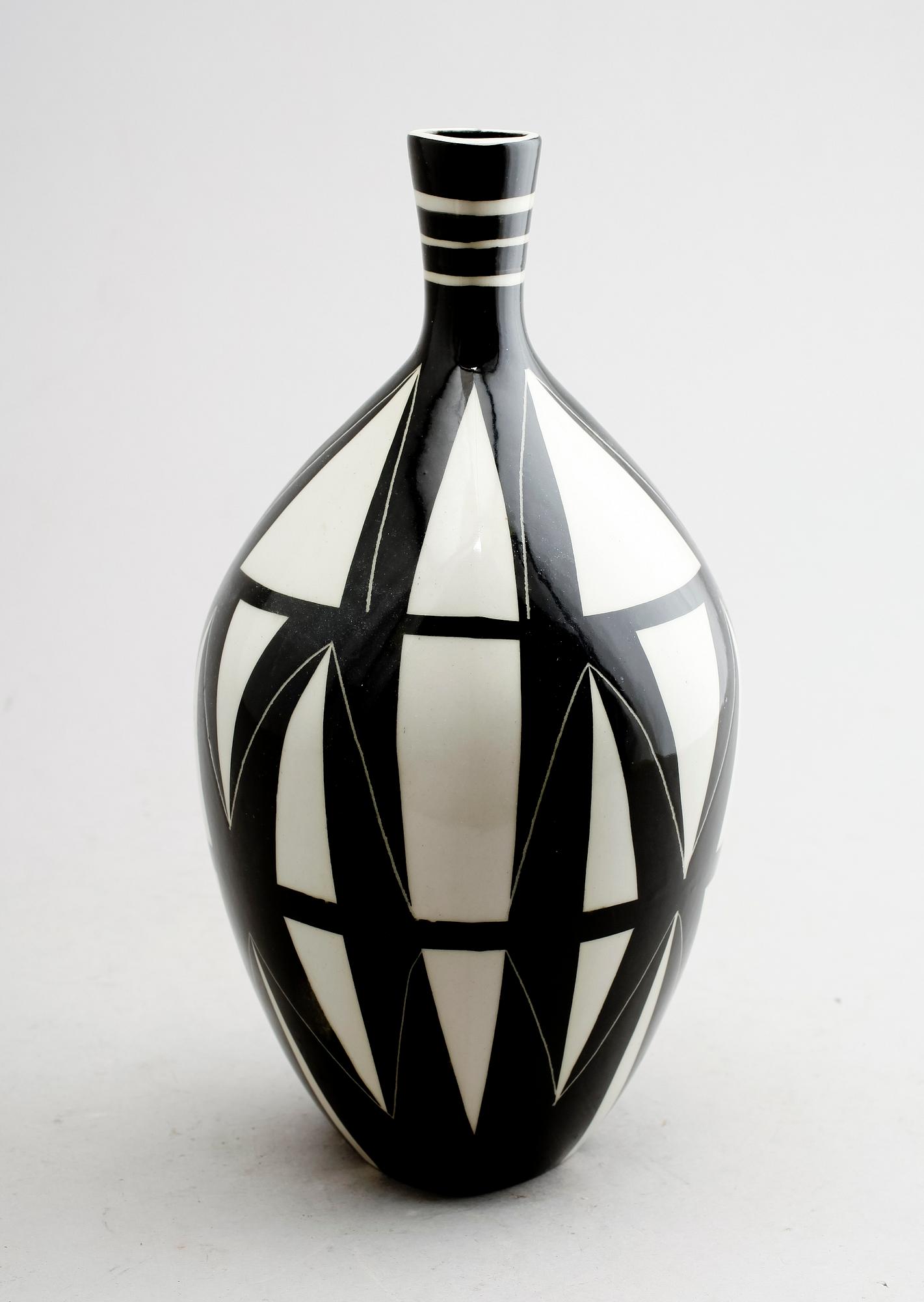 VAS, porslin, "Diagonal", Karin Björquist, Gustavsbergs studio, 1900-talets mitt. OBS! TEXTÄNDRING.