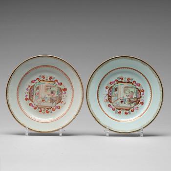722. A pair of famille rose dinner plates, Qing dynasty, Qianlong (1736-95).