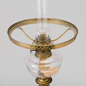 FOTOGENLAMPA, mässing, kolonnskaft, vit glaskupa, 1900-talets första hälft.
