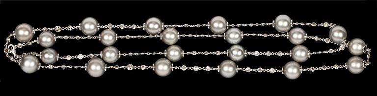 NECKLACE, cultured Tahiti pearlS and diamond necklace, tot. app. 5 cts.