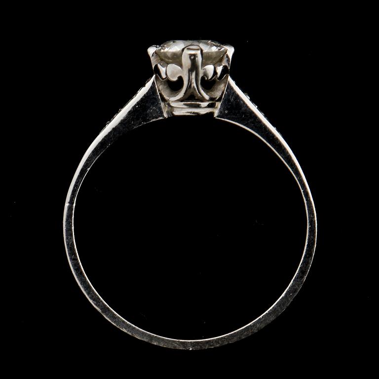 RING, 18k vitguld med briljantslipad diamant ca 0.6 ct samt 6 små åttkantslipade diamanter. Vikt 2 g.