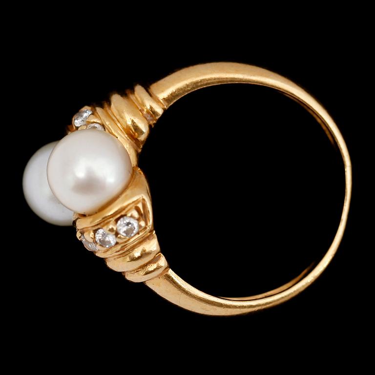 RING, 18 k guld med 2 odlade pärlor samt 10 små briljanter.