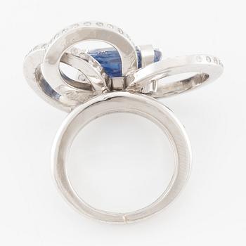 Ring, Mandelstam, 18K vitguld med safir och briljantslipade diamanter.