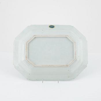 A Chinese blue and white porcelain charger, Qing Dynasty, Qianlong (1736-95).