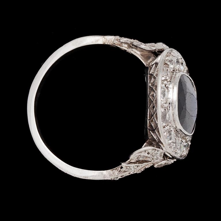 RING, mörk blå safir samt antikslipade diamanter, tot. ca 1 ct. Ca 1915.