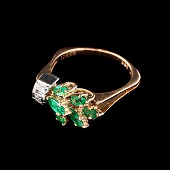 RING, 18k guld, 6 fasettslipade smaragder och 3 baguettslipade diamanter. Vikt 5 g.