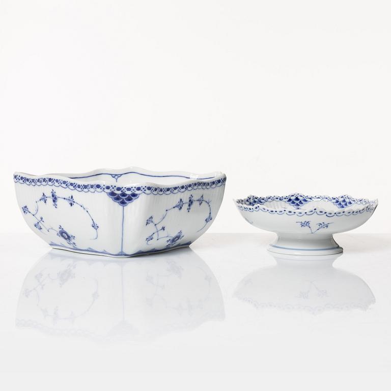 Royal Copenhagen, mat-, kaffe- och teservis, 88 delar, "Musselmalet", Danmark, 1800-1900-tal.